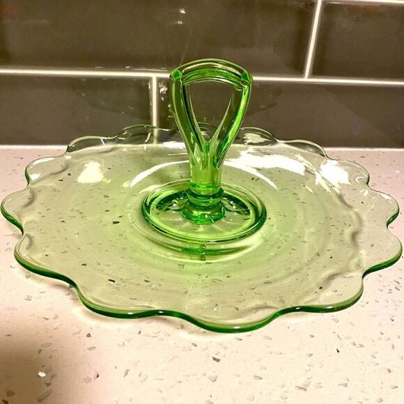 Vintage green glass scalloped edge center handle tray - EUC!! - Picture 1 of 5